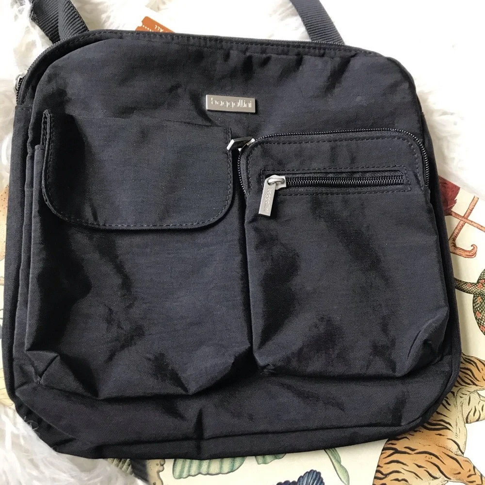 Baggallini‎ black canvas travel crossbody bag